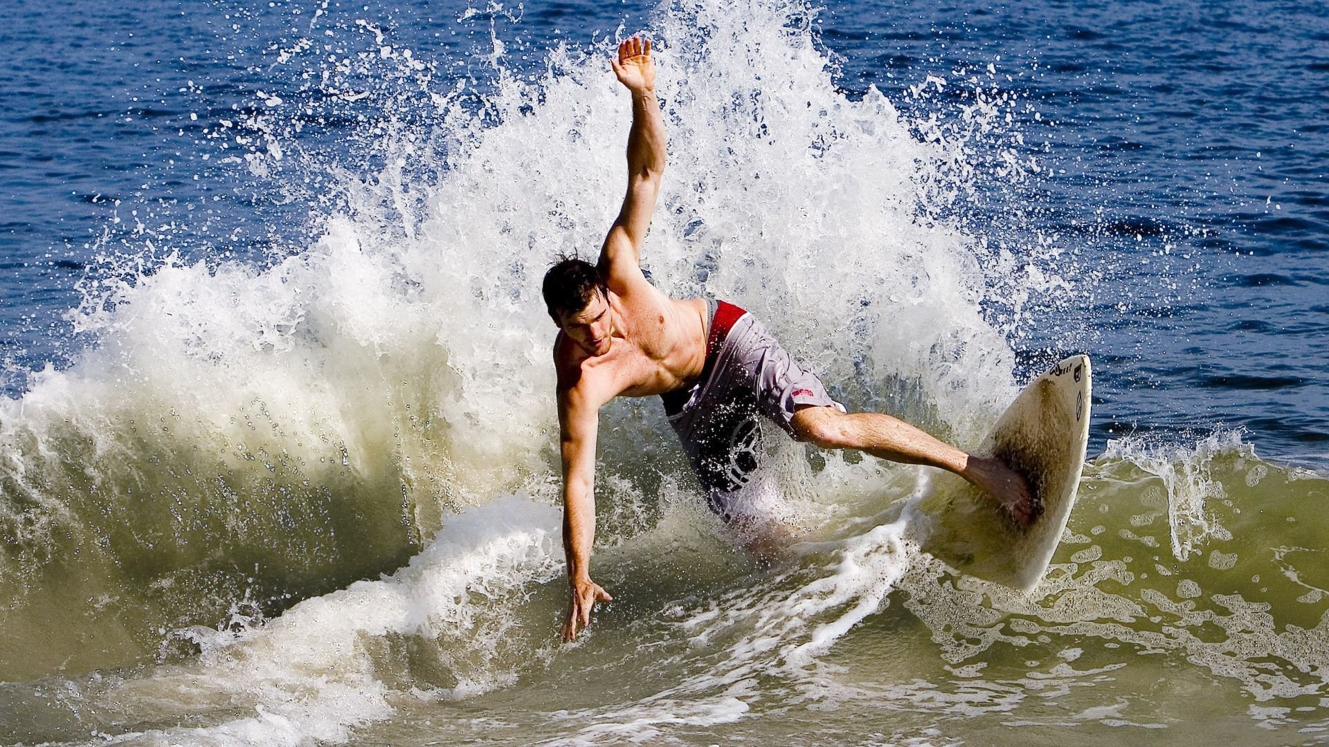 布伦森爆发撕裂防线，湖人式连续得分狂潮彻底压制上海队